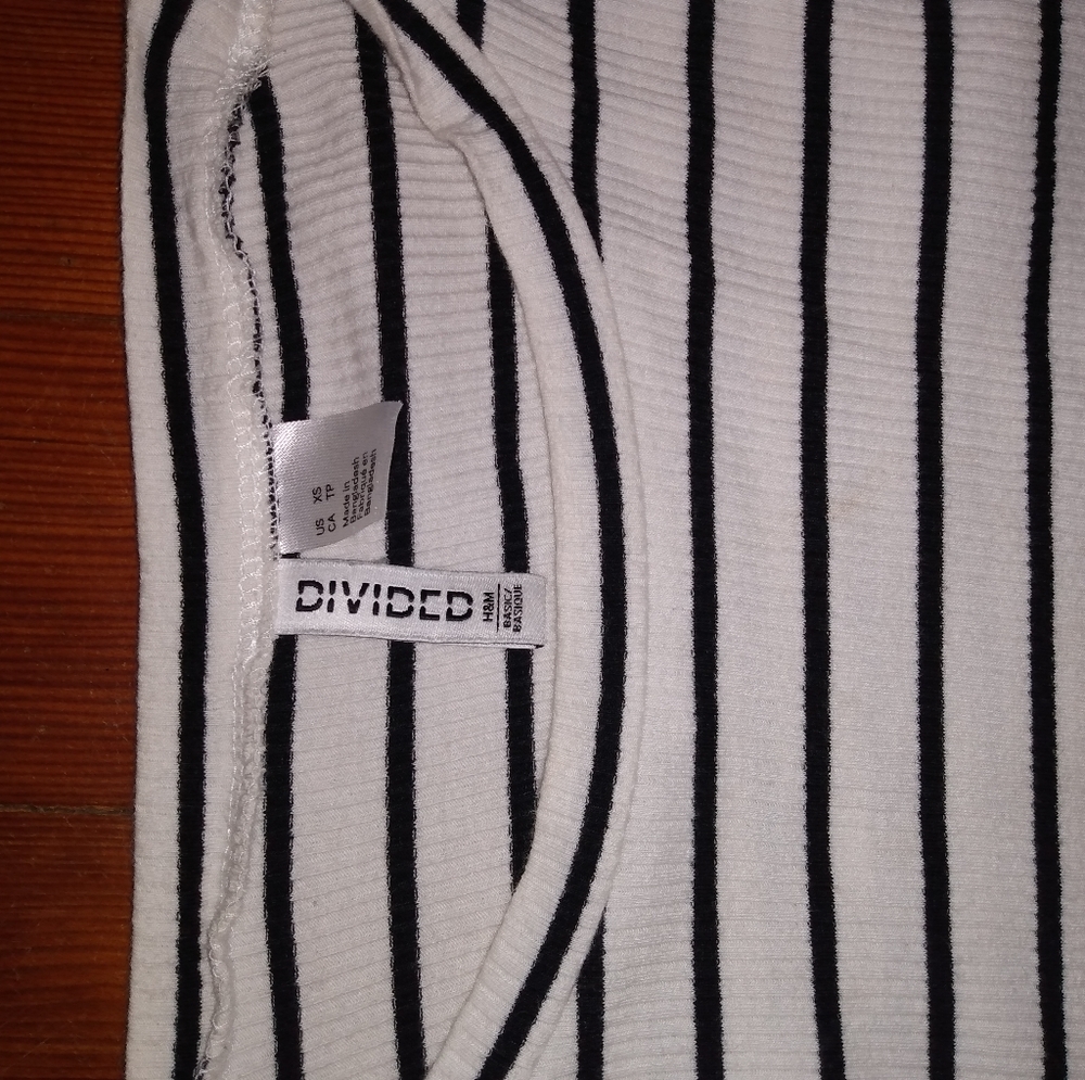 Basic white tee - Picture 2 of 2